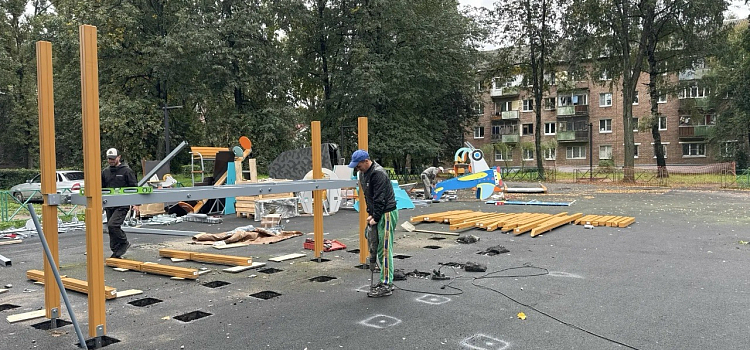 Самолётики, игровые панели и качели: в Ярославле устанавливают новую детскую площадку_321979