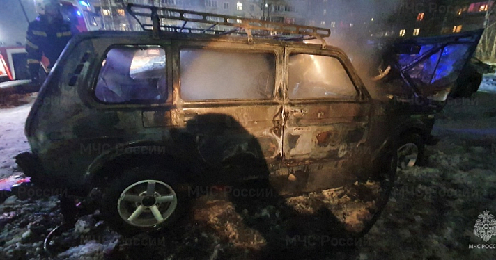 В Дзержинском районе Ярославля во дворе дома сгорел автомобиль