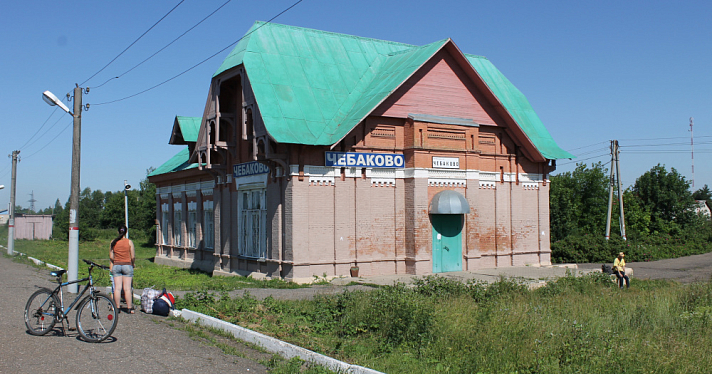 Пролезала под вагоном, когда состав тронулся: в Ярославской области товарняк переехал женщину