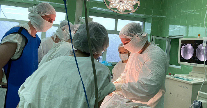 В Ярославле провели уникальную операцию на тазобедренном суставе ребенку_228536