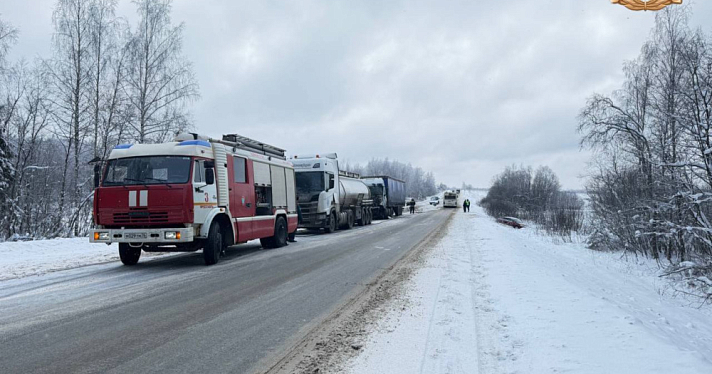 На трассе Ярославль — Иваново ограничили движение из-за аварии с грузовиками 