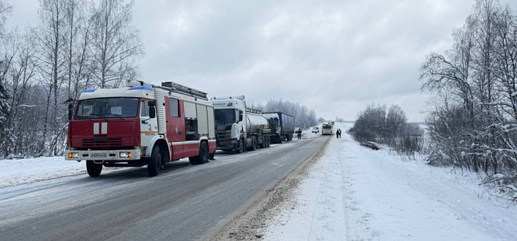 На трассе Ярославль — Иваново ограничили движение из-за аварии с грузовиками 