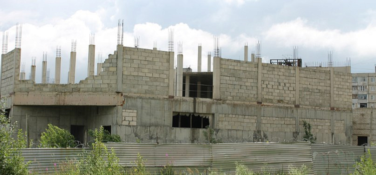 В Ярославле снова выставили на продажу недостроенный торговый центр