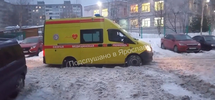 Нескорая скорая: в ярославских дворах в снегу вязнут машины медиков