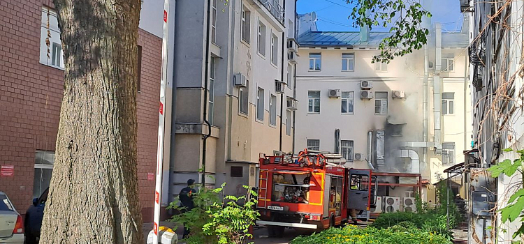 В центре Ярославля из-за пожара эвакуировали офисы и известный ресторан_273311