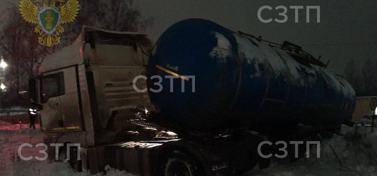 В Ярославле поезд снёс легковушку_309933