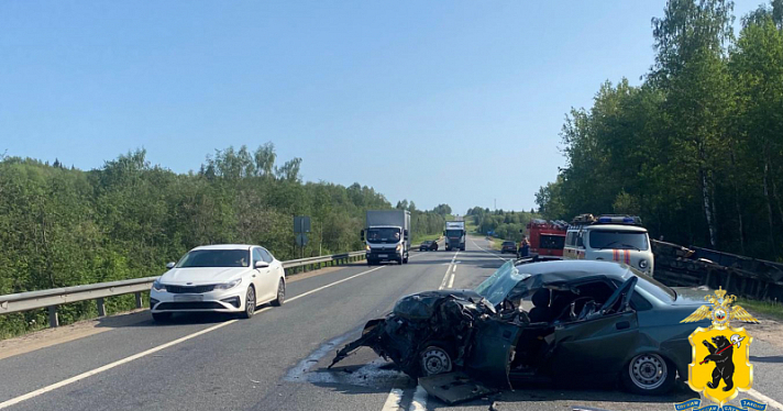 В утреннем ДТП в Ярославской области пострадали двое мужчин_242114
