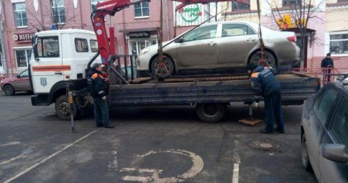 В Ярославле эвакуировали автомобили за неправильную парковку 