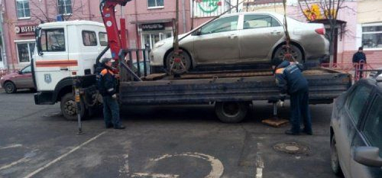 В Ярославле эвакуировали автомобили за неправильную парковку 