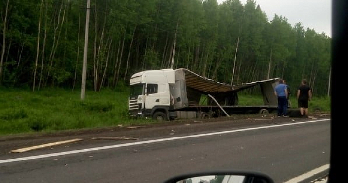 Пробка в километр: в массовом ДТП грузовиков пострадал москвич