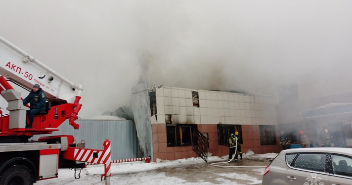 Здание автопредприятия в Ярославле загорелось из-за автобуса