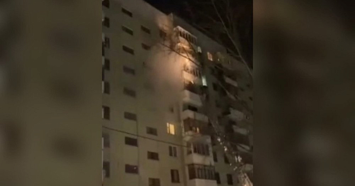 Спускали с балкона: в Ярославле вспыхнула квартира в многоэтажном доме