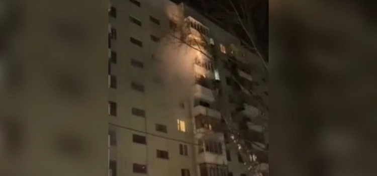 Спускали с балкона: в Ярославле вспыхнула квартира в многоэтажном доме
