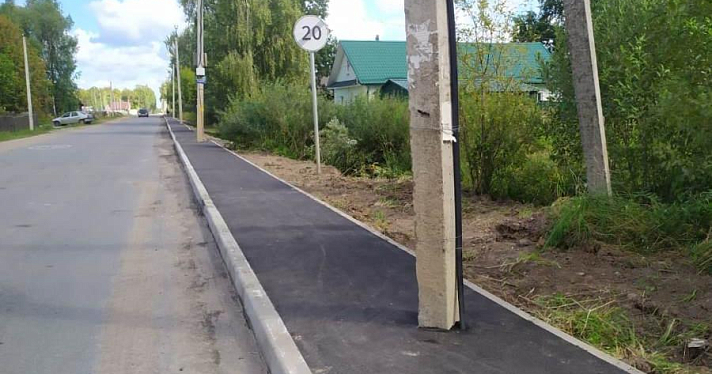 Фото дня. В Рыбинске появился тротуар со столбами посередине 