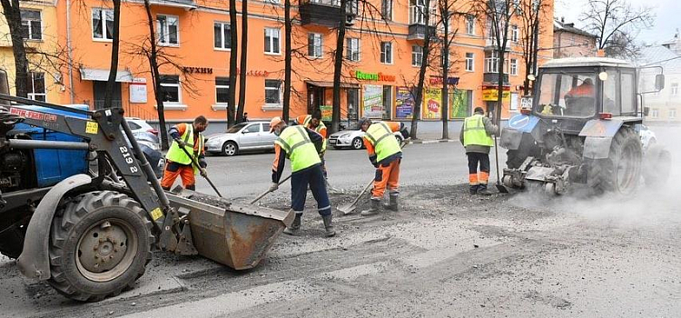В Ярославле стартовал ямочный ремонт