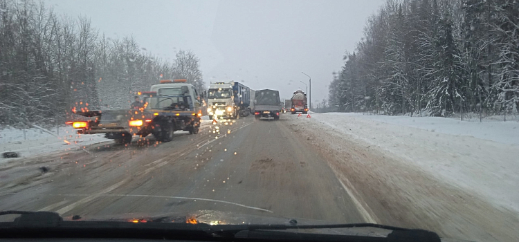 В Ярославской области произошли два массовых ДТП: пострадала женщина_229432