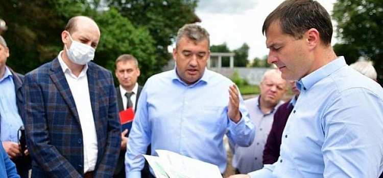 Мэр Ярославля попросил подрядчика достроить сквер на площади Труда до Дня города