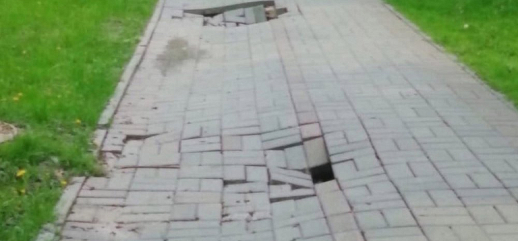 На аллее в центре Ярославля появились дыры в плитке