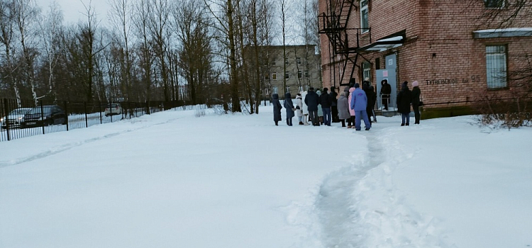 В Ярославле пациенты поликлиник вынуждены стоять в очередях на улице