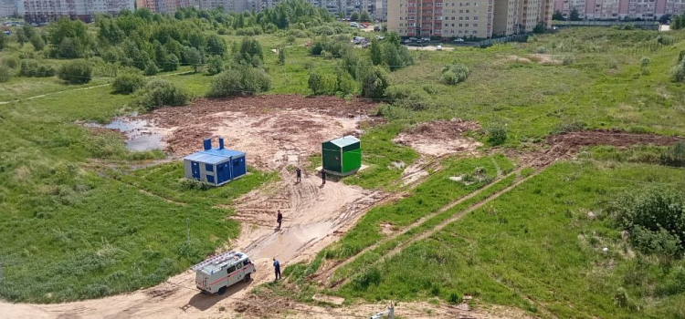 «Ушел по пояс»: в Ярославле ребенок провалился в глину