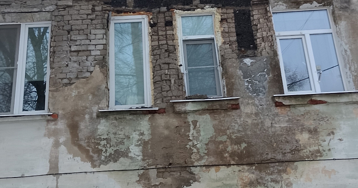 В Ярославле из-за протечек крыши обвалился фасад жилого дома_236075
