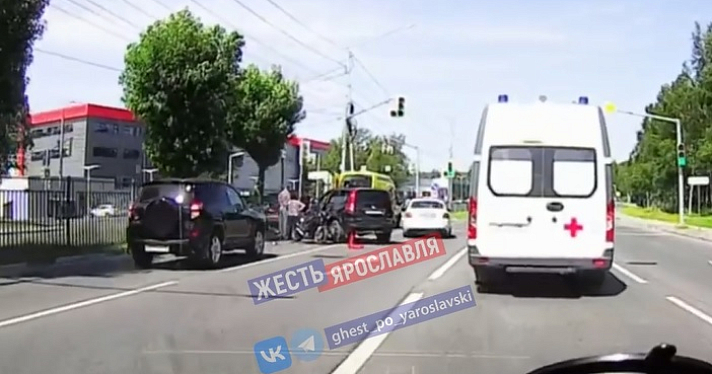В Ярославле в ДТП на проспекте Фрунзе пострадал мотоциклист
