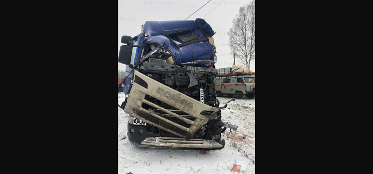 Под Ярославлем столкнулись две фуры