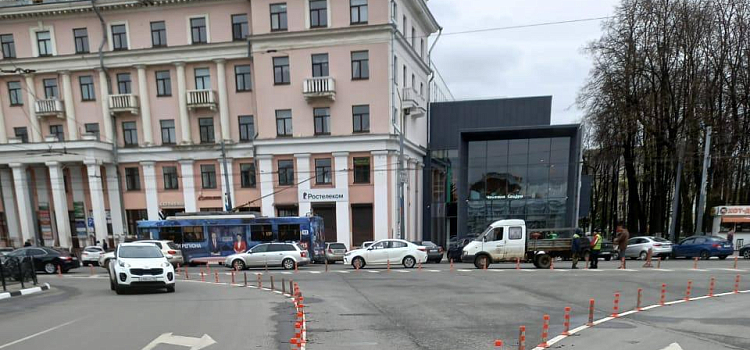 Столбики безопасности вернулись на площадь Волкова