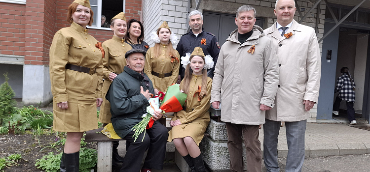 Ярославских ветеранов во дворах поздравляют «Фронтовые бригады» и школьники_296297