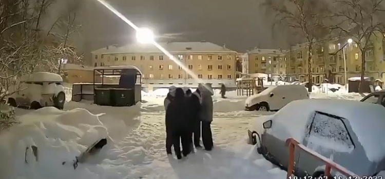 Раскидали мусор и устроили туалет: в Ярославской области пьяные подростки атаковали подъезд дома