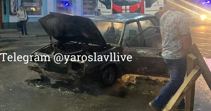 В центре Ярославля загорелся автомобиль_219645