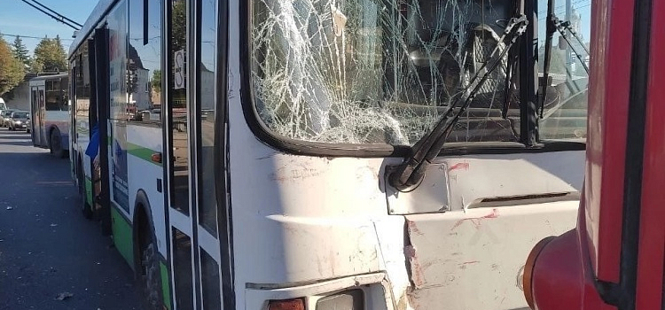 В центре Ярославля автобус врезался в троллейбус