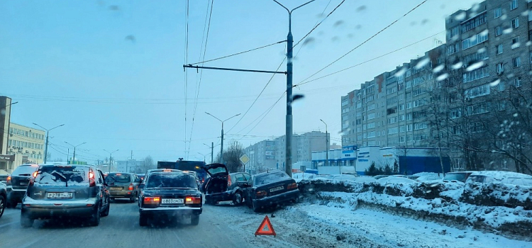 В Ярославле в утренний час пик на Московском проспекте произошло сразу два ДТП