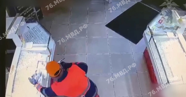 В Ярославле мужчина с игрушечным пистолетом ограбил ювелирный магазин