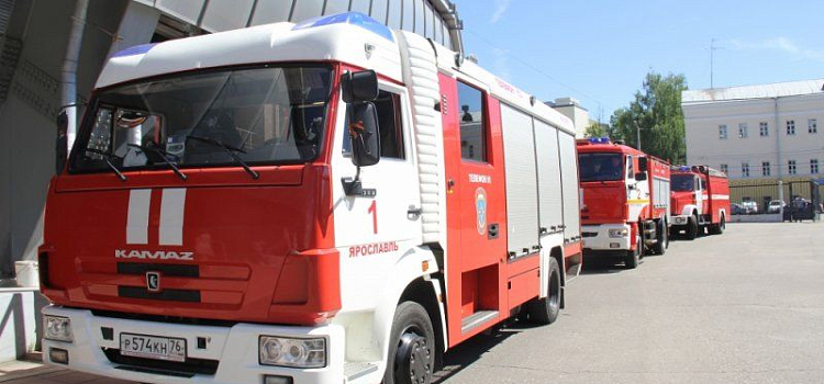 На стадионе «Шинник» в Ярославле спасатели тушили учебный пожар _74210