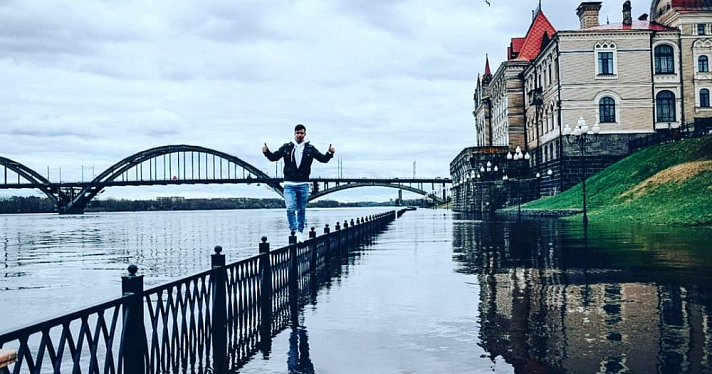 «Был страх искупаться»: эквилибрист Росгосцирка прошелся по ограде набережной в Рыбинске