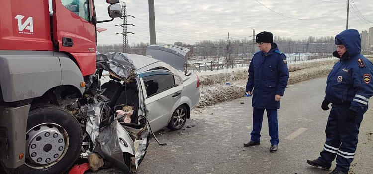 Тягач вылетел на встречку и смял легковушку: в Ярославле на окружной дороге произошло смертельное ДТП_262490