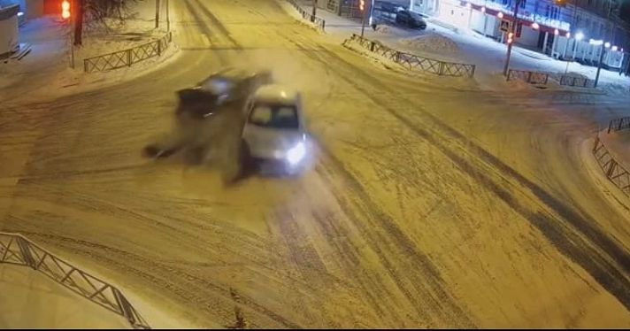 Бампер разлетелся на куски: видео страшной аварии в Ярославле 
