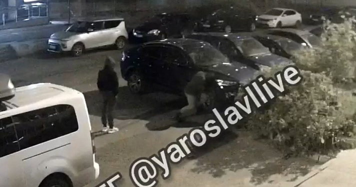В Ярославле неизвестные в масках порезали колеса припаркованного во дворе автомобиля
