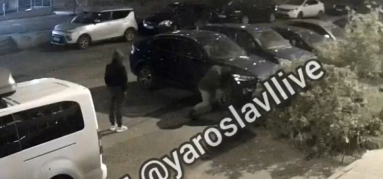 В Ярославле неизвестные в масках порезали колеса припаркованного во дворе автомобиля