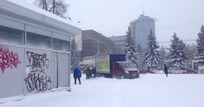 «Экомобиль» не смог проехать по занесенной снегом площади Труда в Ярославле