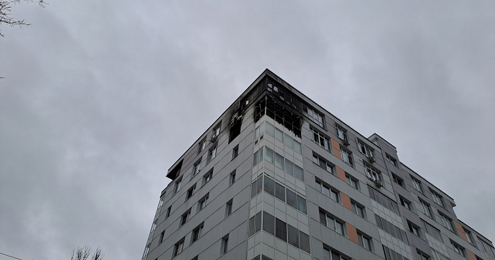 У дома разбросаны обгоревшие детские книжки: в центре Ярославля сгорела квартира в новостройке_255682