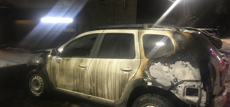 Взорвал автомобиль и вспыхнул сам: момент поджога машины ярославского юриста попал на видео