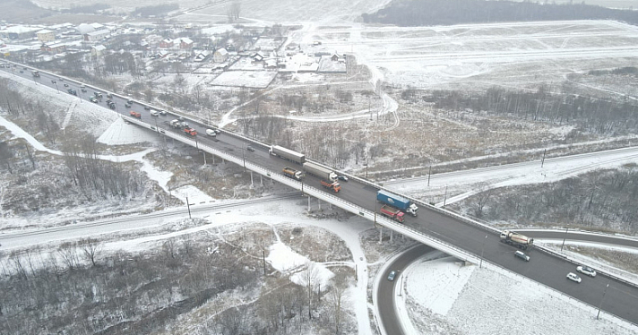 На Суринском путепроводе в Ярославле фрезеруют старый асфальт на двух полосах