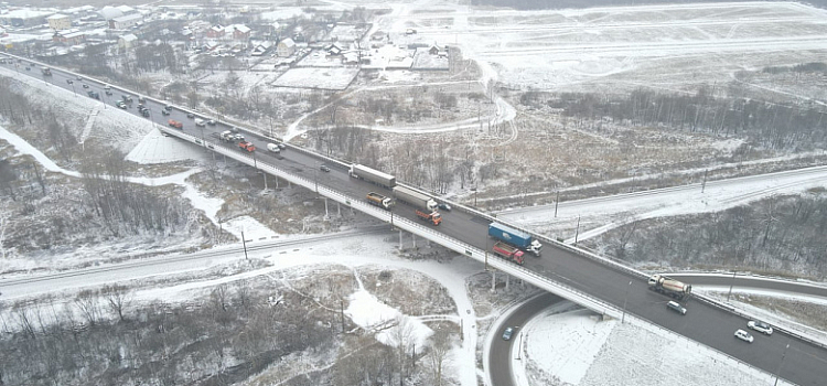 На Суринском путепроводе в Ярославле фрезеруют старый асфальт на двух полосах