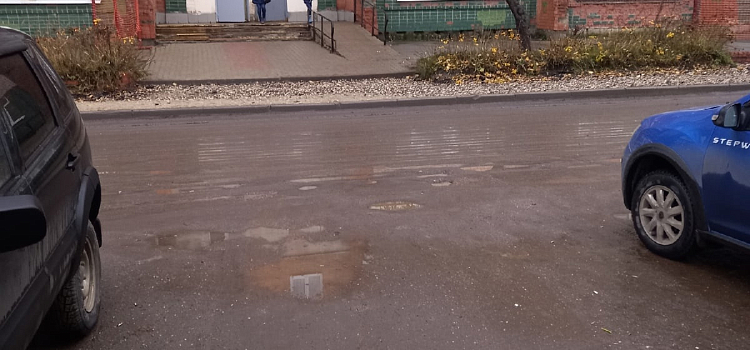 В Дзержинском районе дорожники сняли асфальт у детской поликлиники и уже месяц не делают ремонт_225647