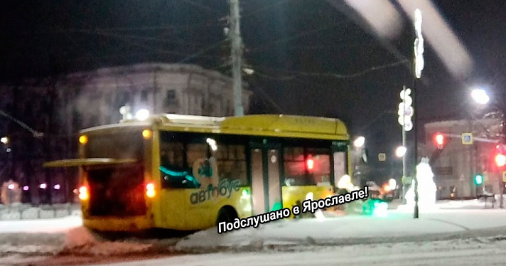 В центре Ярославля автобус сбил новогоднюю инсталляцию