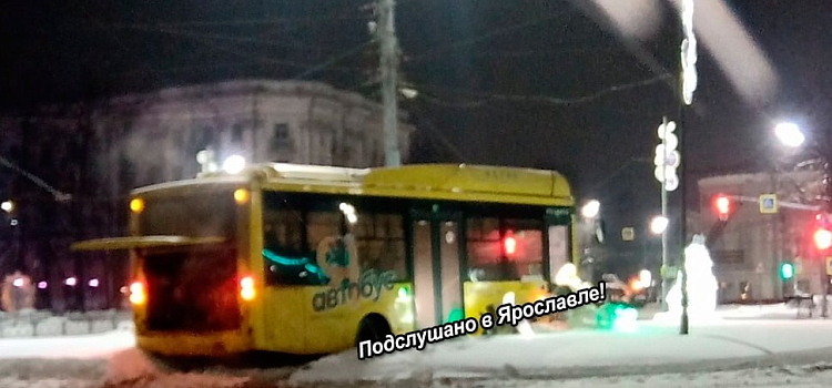 В центре Ярославля автобус сбил новогоднюю инсталляцию