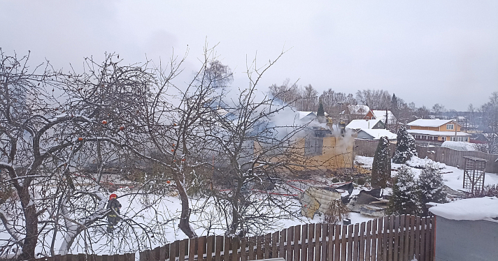 Выпрыгнул со второго этажа: ярославская семья лишилась дома из-за пожара_259356