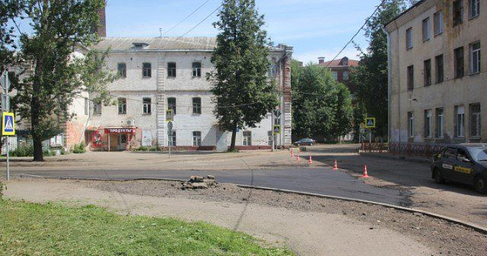 На улице Стачек в Ярославле завершена укладка нижнего слоя асфальта 